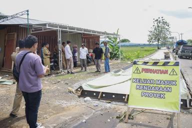 DPRD Purbalingga melakukan pengecekan perbaikan Jalan Panican–Linggamas Kecamatan Kemangkon. (Foto: Dok DPRD Purbalingga).