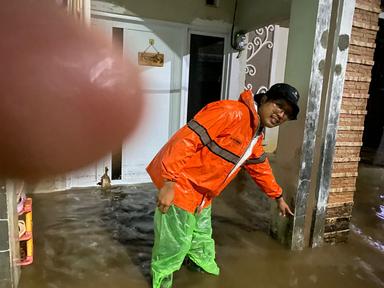 Petugas BPBD Banyumas menunjukan lokasi banjir di Perumahan Mandalatama, Kecamatan Karanglewas, Selasa (11/11/2025).(dok BPBD Banyumas)