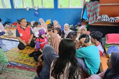 Psikolog Gones saat melakukan kunjungan dan berdialog dengan para pengungsi korban longsor Pandanarum. (dok.PMI Banjarnegara)