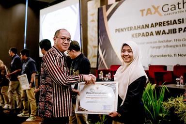 Secara simbolis, Bupati Banyumas Sadewo Tri Lastiono menyerahkan piagam penghargaan kepada para wajib pajak terpilih, Selasa (11/11/2025).