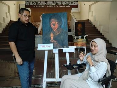 Anas Urbaningrum bersama pengusaha asal Cilacap Tridianto berinteraksi dengan Eprisa saat mengunjungi acara lelang lukisan di Lobi Kampus UMP, Senin (15/12/2025).