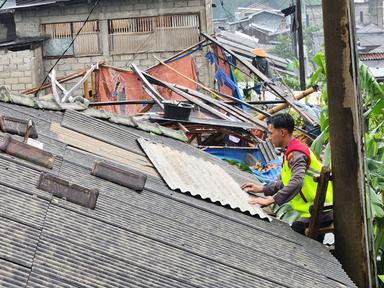 Angin Puting Beliung Rusak 23 Rumah di Desa Kebrengan Wonosobo, Warga Panik. (Foto : Humas Polres Wonosobo)