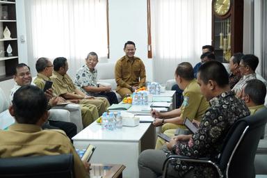 Bupati Purbalingga Fahmi Muhammad Hanif menerima audiensi perwakilan Badan Kerja Sama Antar Gereja (BKSAG) Purbalingga di Ruang Kerja Bupati, Senin (15/12/2025). (Foto: Prokopim Setda Purbalingga).