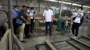 Delegasi Tono City mengunjungi pengolahan kayu CV SN Jaya Prima di Desa Jetis, Kecamatan Kemangkon, Kabupaten Purbalingga,Jumat (19/12/2025). (Foto :Dinkominfo Purbalingga).