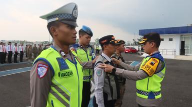 Kapolres Purbalingga AKBP Achmad Akbar menyematkan tanda kepada perwakilan personel, dalam gelar pasukan Operasi Lilin Candi 2025, Jumat (19/12/2025). (Foto :Humas Polres Purbalingga).