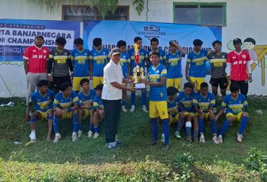 Penyerahan piala pada juara I Banjarnegara Junior Championship 2025. (dok.Koni Banjarnegara)