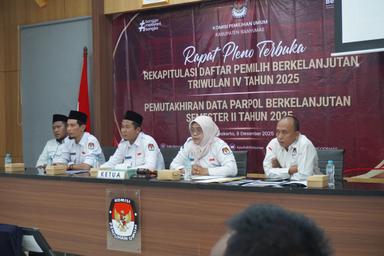 Suasana Rapat Pleno Terbuka Rekapitulasi DPB Triwulan IV Tahun 2025 di Aula KPU Banyumas, Senin (09/12/2025).